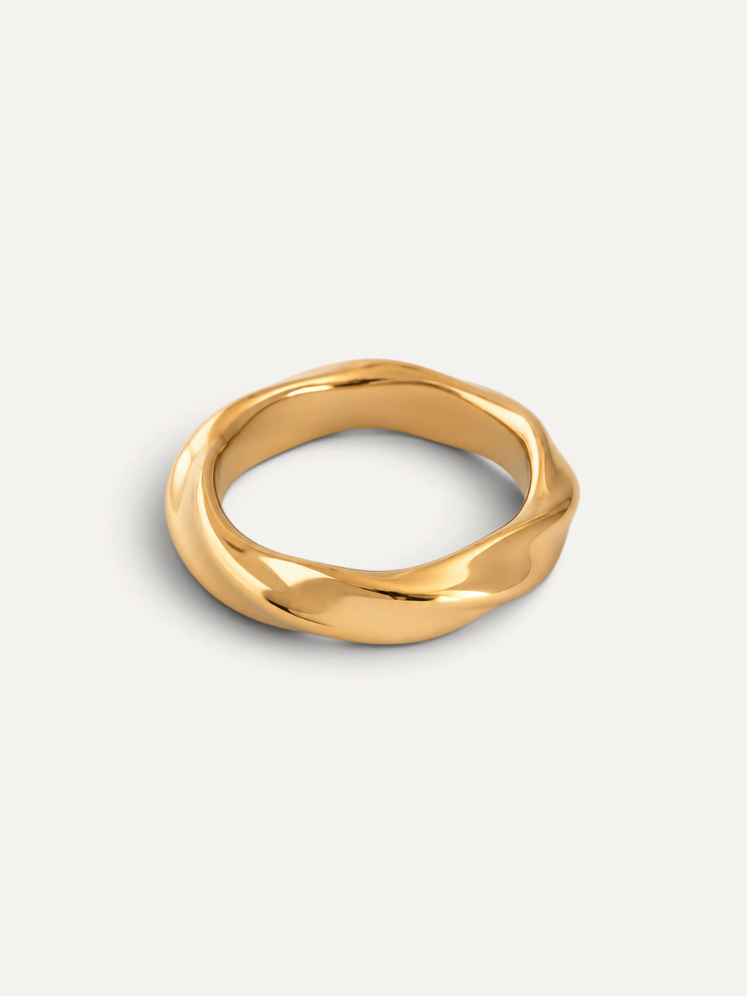 CÉLOIR Leya Ring aus goldfarbenem Edelstahl mit gewellter, organischer Oberfläche