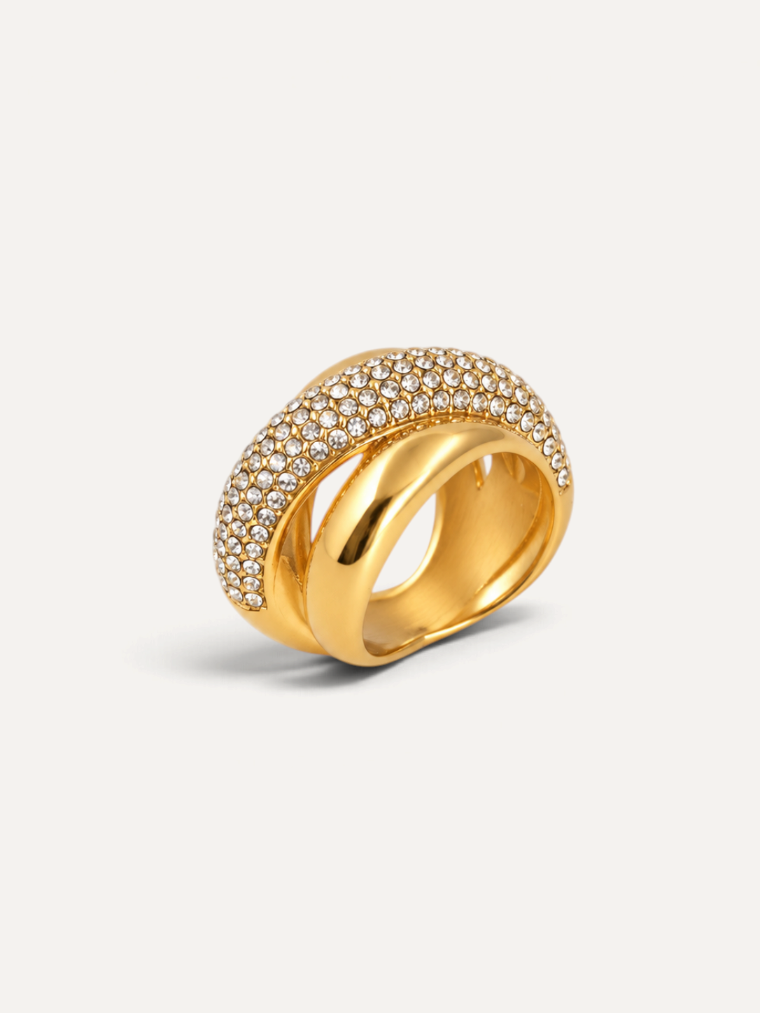 CÉLOIR LIVIA Ring aus goldfarbenem Edelstahl mit funkelndem Zirkonia-Besatz in elegantem, geschwungenem Design