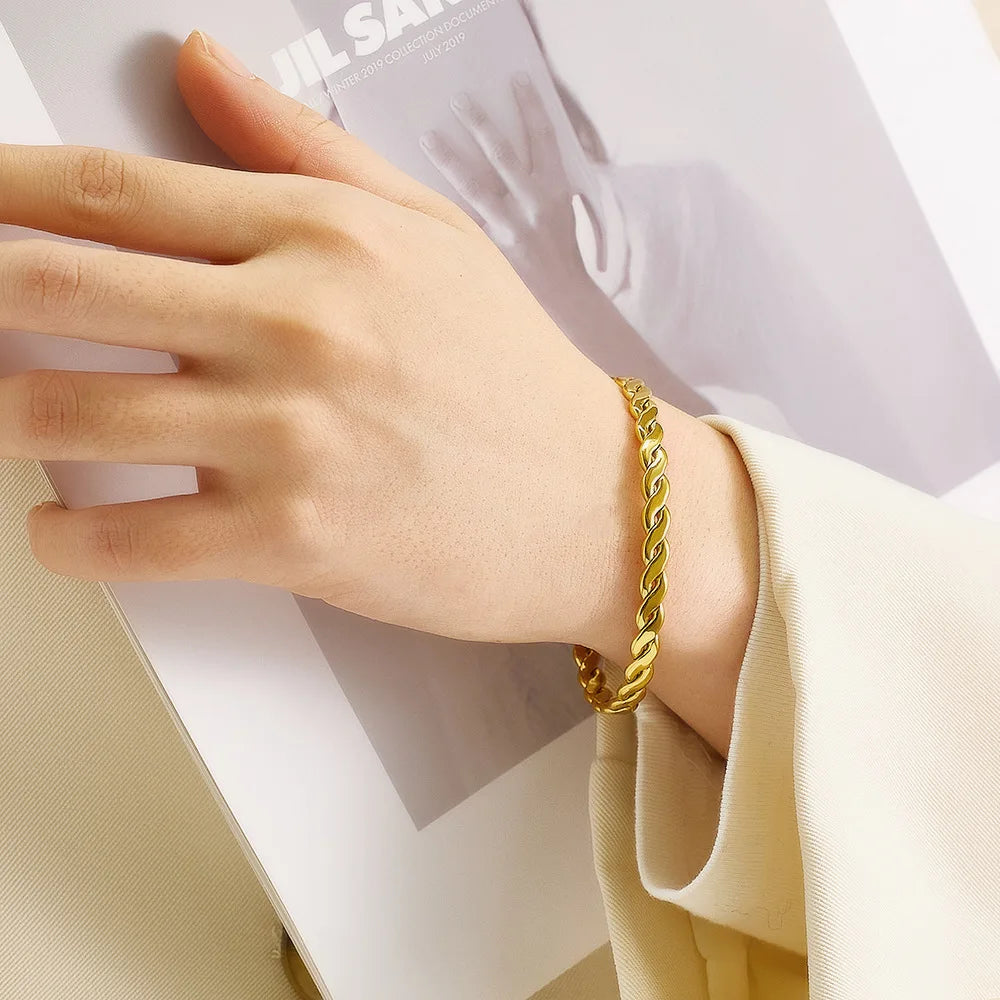 TWISTED BANGLE