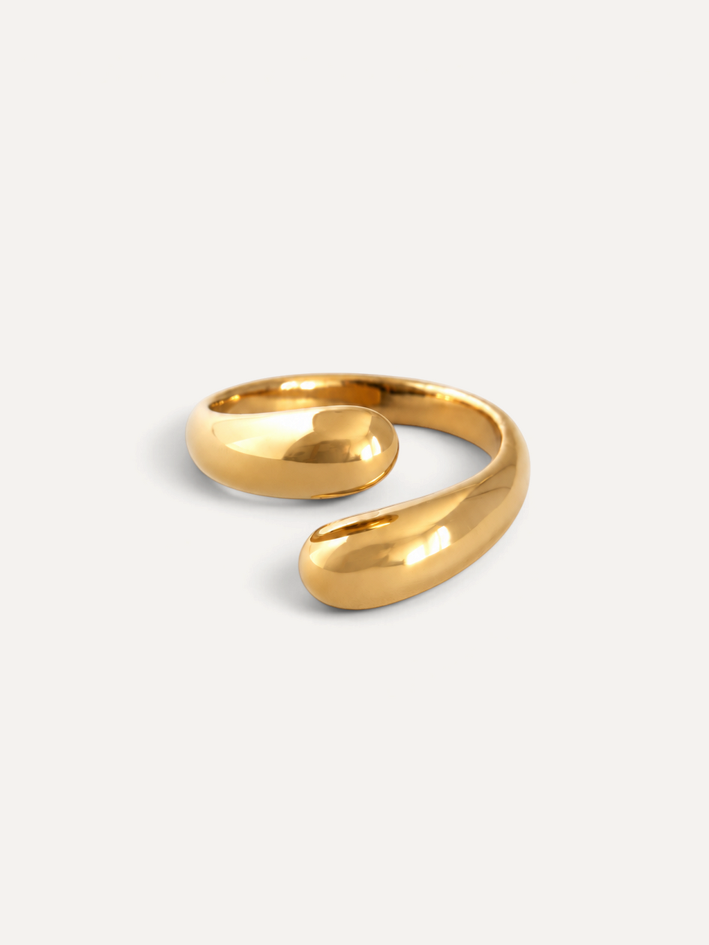 CÉLOIR Siena Ring aus goldfarbenem Edelstahl mit modernem, offenem Design auf weißem Hintergrund