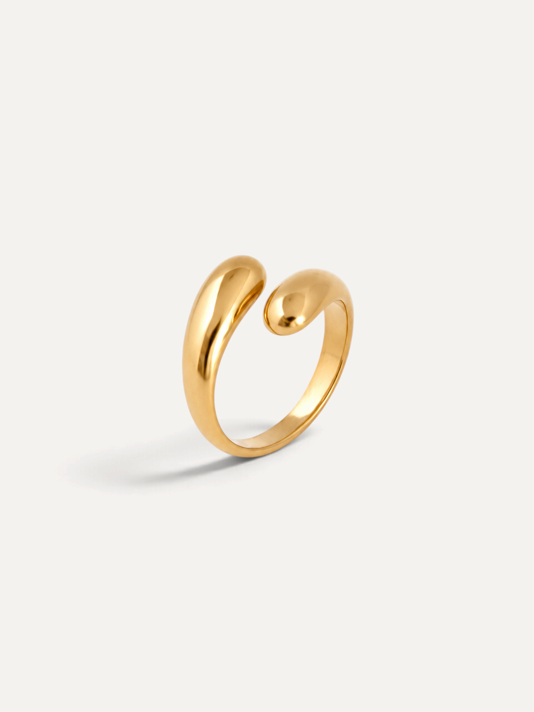 CÉLOIR Siena Ring aus goldfarbenem Edelstahl mit modernem, offenem Design auf weißem Hintergrund