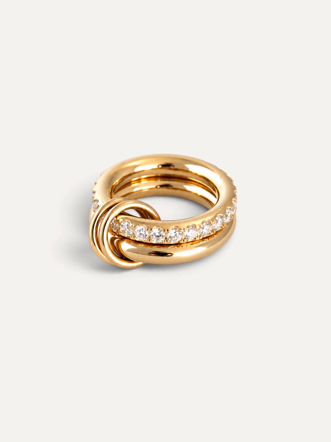 CÉLOIR Velora Ring aus goldfarbenem Edelstahl mit funkelnden Zirkonia-Steinen in einem eleganten, verschlungenen Design.