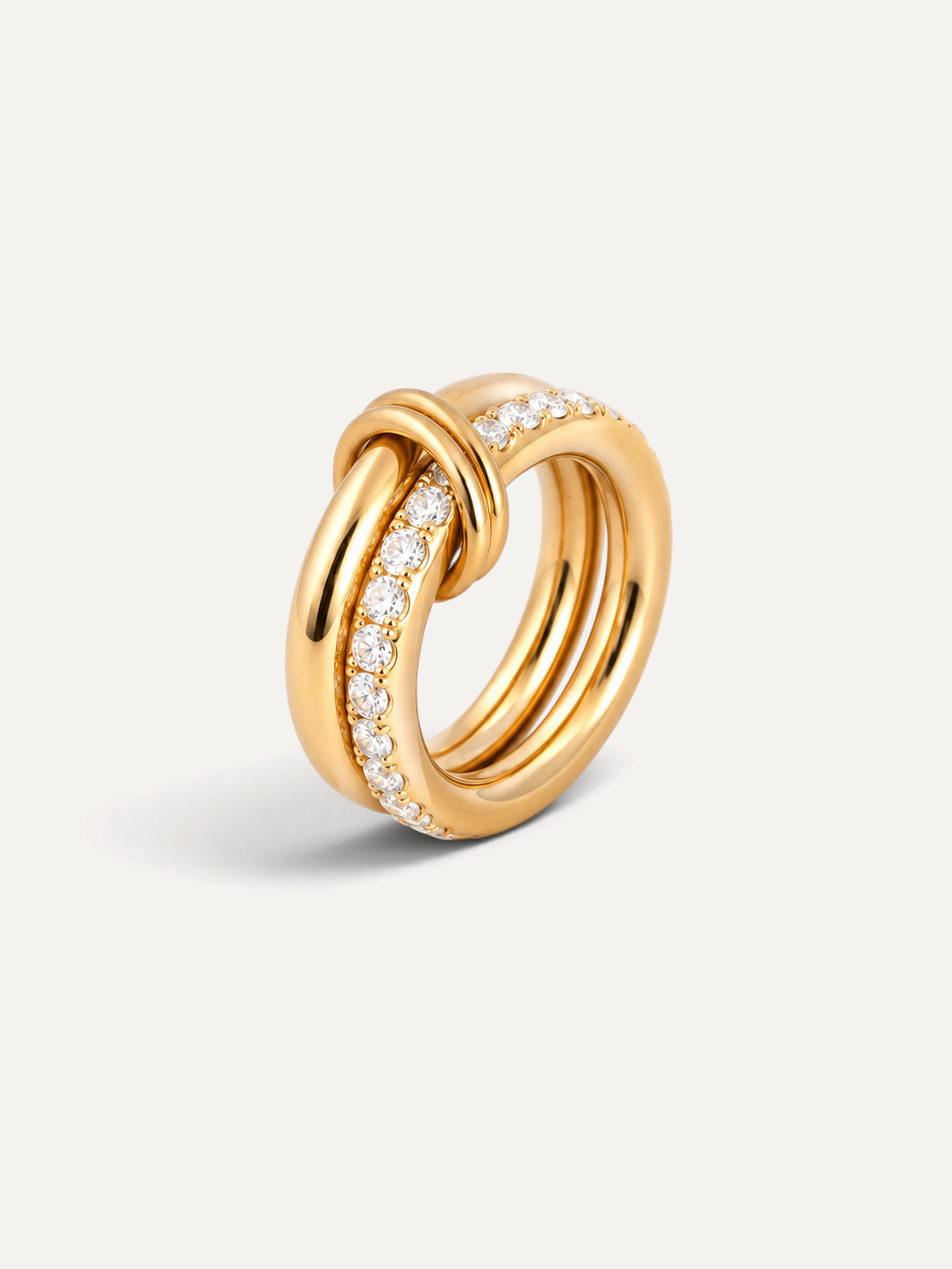 CÉLOIR VELORA Ring aus goldfarbenem Edelstahl mit ineinander verschlungenem Design und funkelnden Zirkonia-Steinen