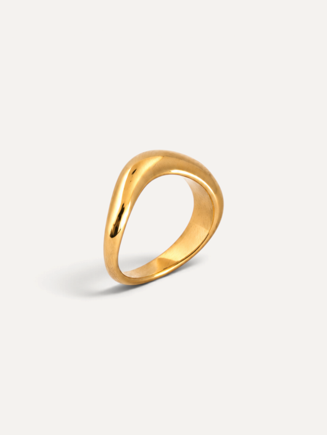 CÉLOIR Viona Ring aus goldfarbenem Edelstahl mit geschwungenem, organischem Design auf weißem Hintergrund