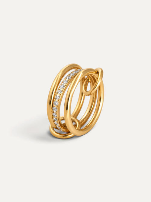 CÉLOIR ACEA Ring aus goldfarbenem Edelstahl mit funkelnden Zirkonia-Steinen in einem mehrlagigen Design