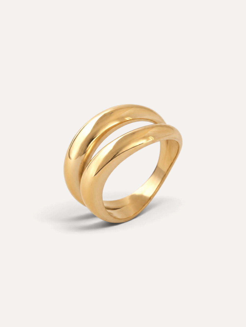 CÉLOIR Aurore Ring aus goldfarbenem Edelstahl mit modernem zweireihigem Design auf weißem Hintergrund