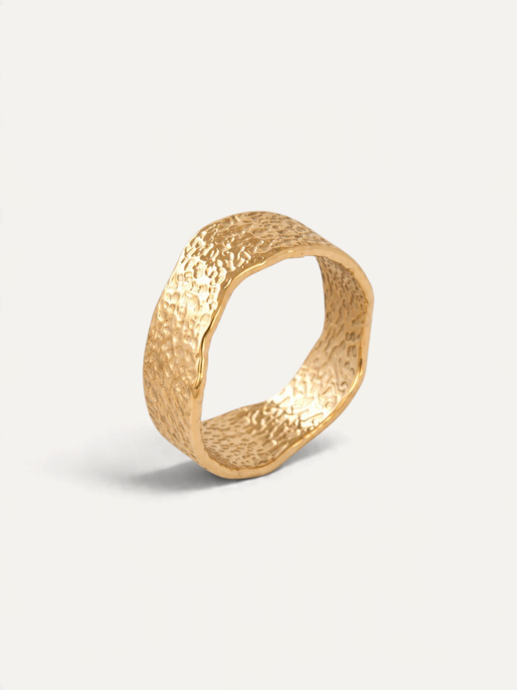 CÉLOIR Lava Ring aus goldfarbenem Edelstahl mit strukturierter, gehämmerter Oberfläche