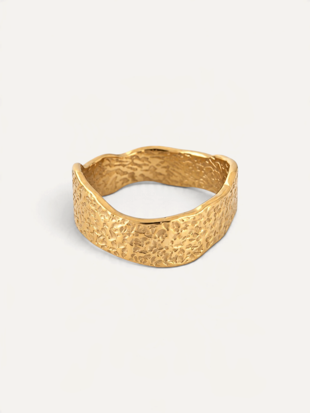 CÉLOIR Lava Ring aus goldfarbenem Edelstahl mit strukturierter, unebener Oberfläche im organischen Design