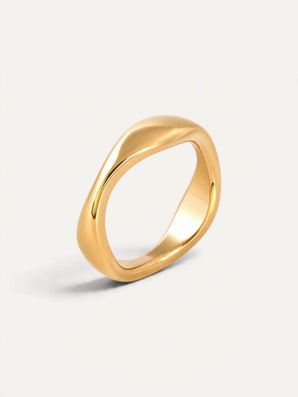 CÉLOIR Tiara Ring aus goldfarbenem Edelstahl mit geschwungener, organischer Form auf weißem Hintergrund