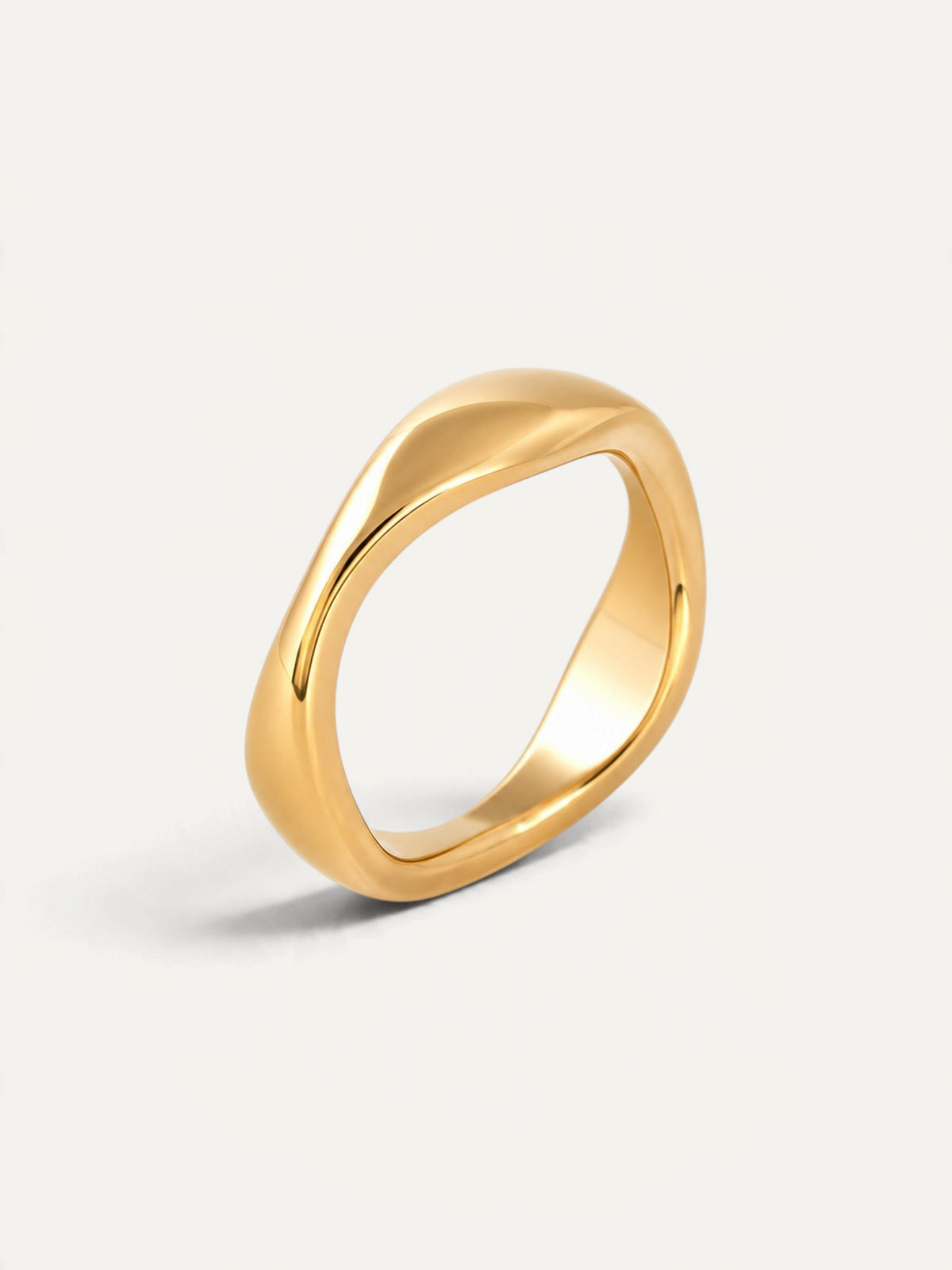 CÉLOIR Tiara Ring aus goldfarbenem Edelstahl mit geschwungener, organischer Form auf weißem Hintergrund