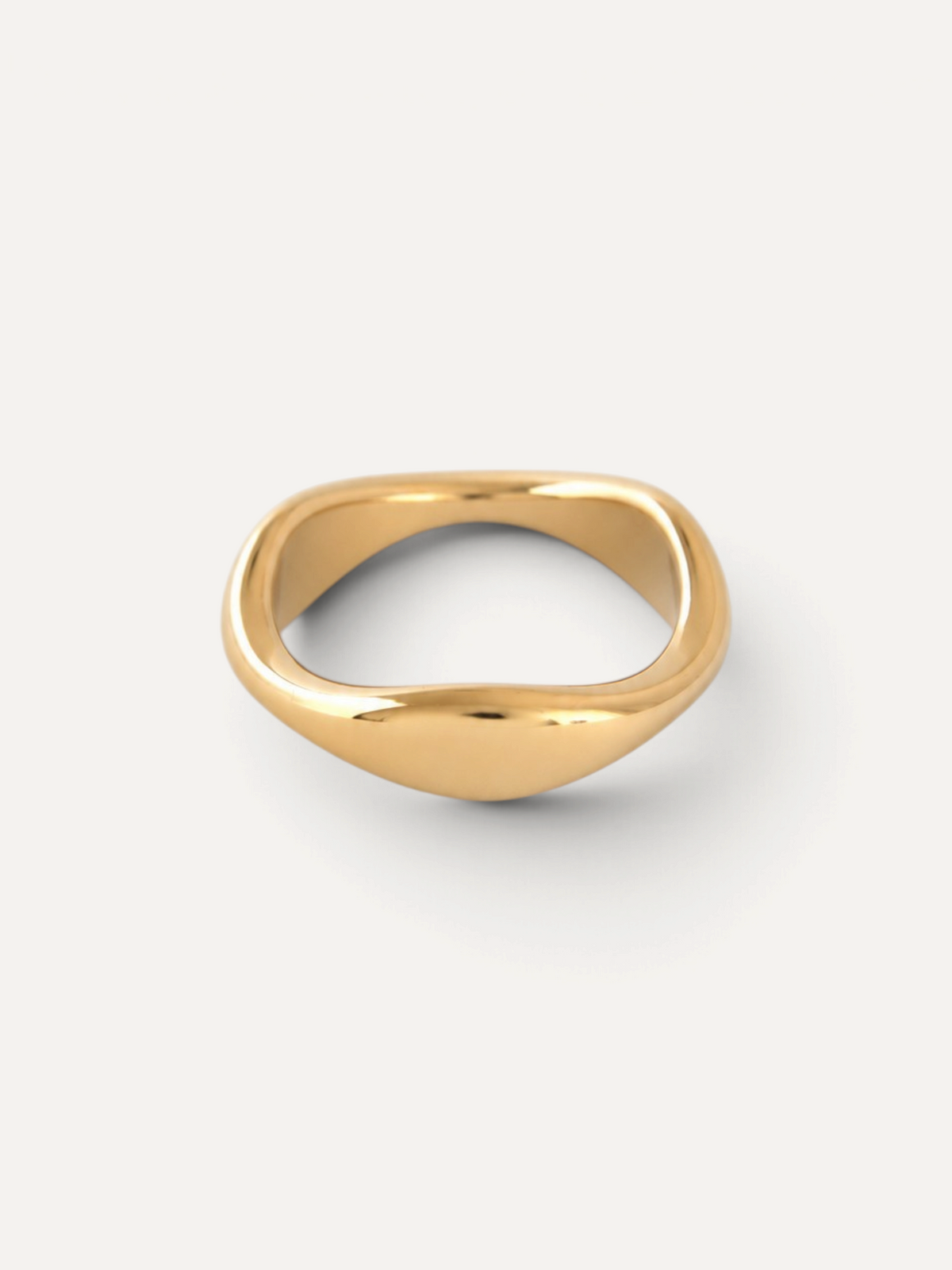 CÉLOIR Tiara Ring aus goldfarbenem Edelstahl mit geschwungener, organischer Form auf weißem Hintergrund