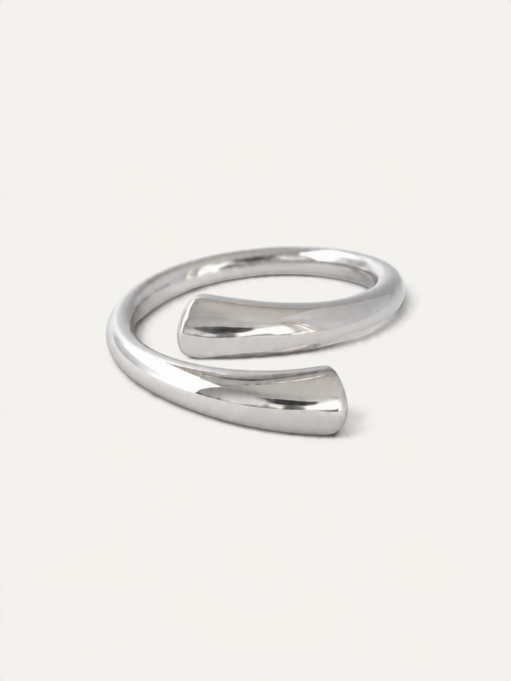 CÉLOIR TWIN Ring aus silberfarbenem Edelstahl in modernem, offenem Wickeldesign auf weißem Hintergrund