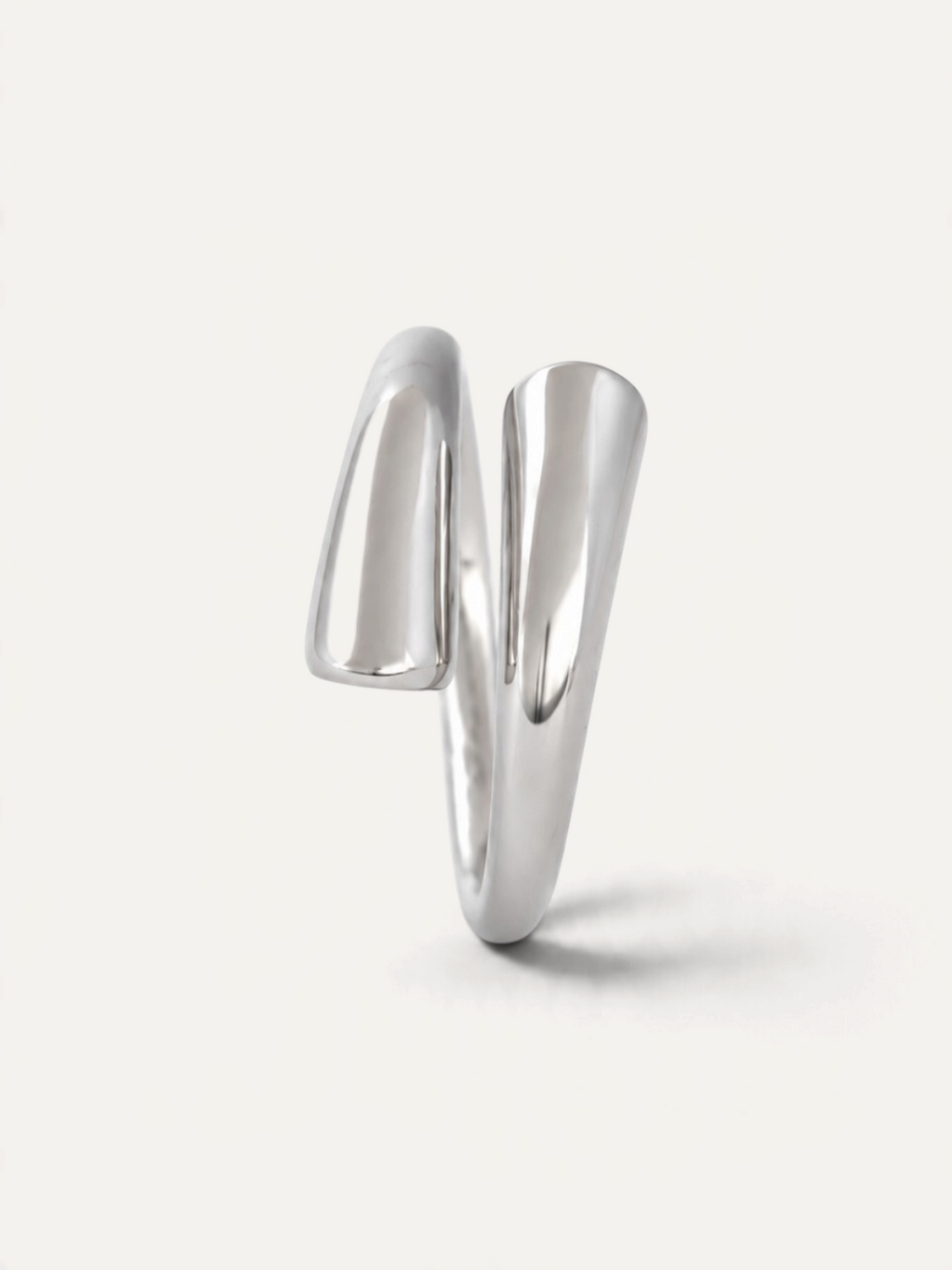CÉLOIR TWIN RING aus silberfarbenem Edelstahl mit modernem, geschwungenem Design