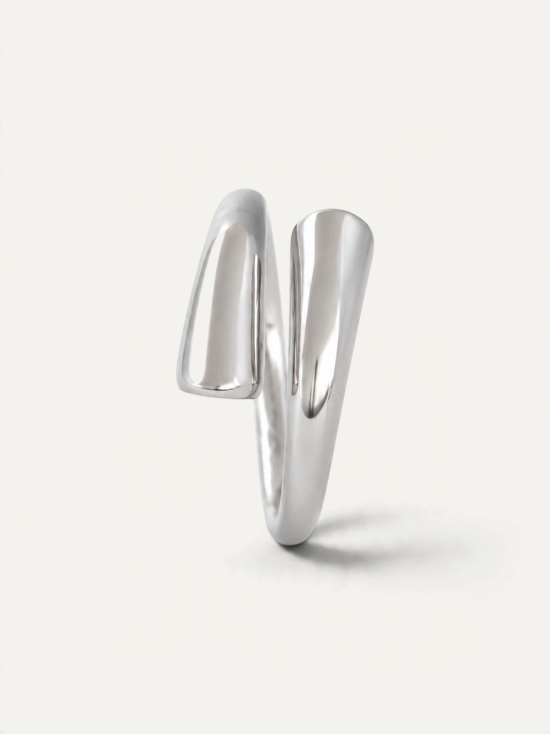 CÉLOIR TWIN RING aus silberfarbenem Edelstahl mit modernem, geschwungenem Design