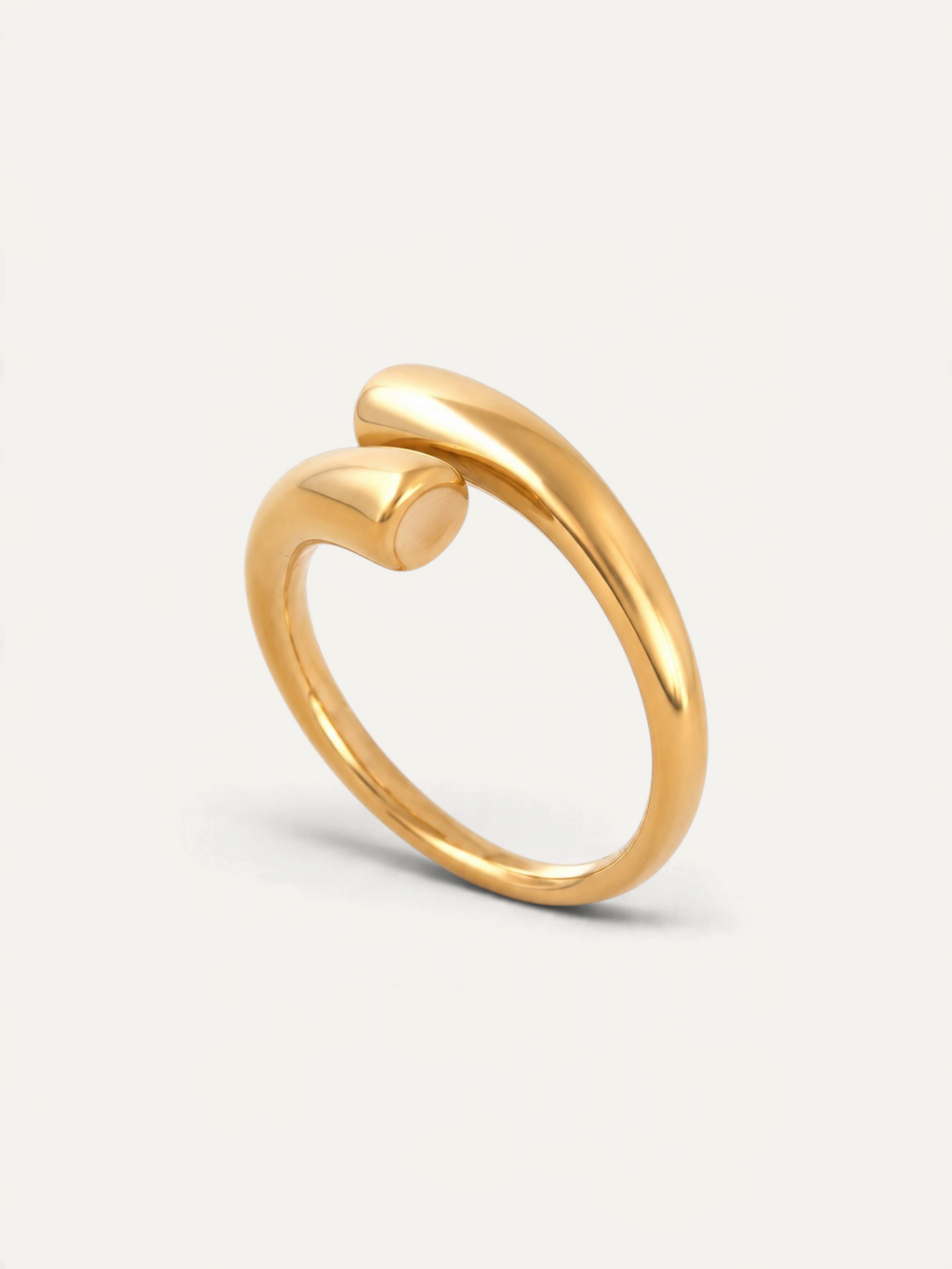 CÉLOIR Twin Ring aus goldfarbenem Edelstahl mit modernem, offenem Design auf weißem Hintergrund