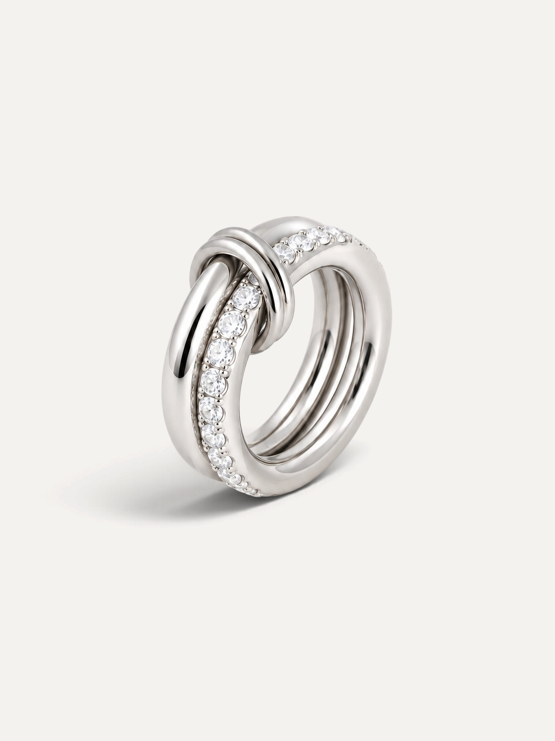 CÉLOIR VELORA Ring aus silberfarbenem Edelstahl mit Knoten-Design und funkelnden Zirkonia-Steinen