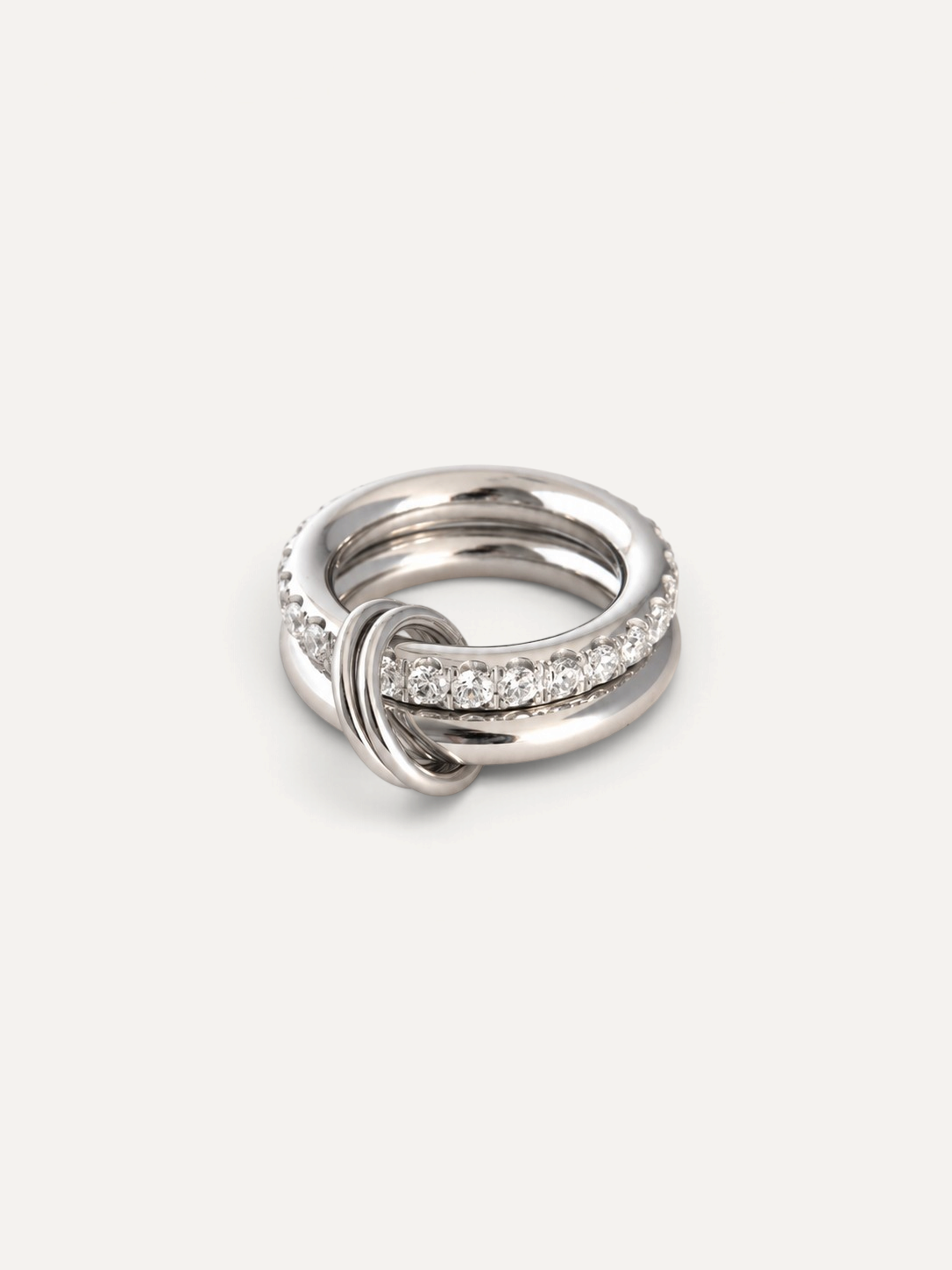 CÉLOIR Velora Ring aus silberfarbenem Edelstahl mit funkelnden Zirkonia-Steinen in einem ineinandergreifenden Design