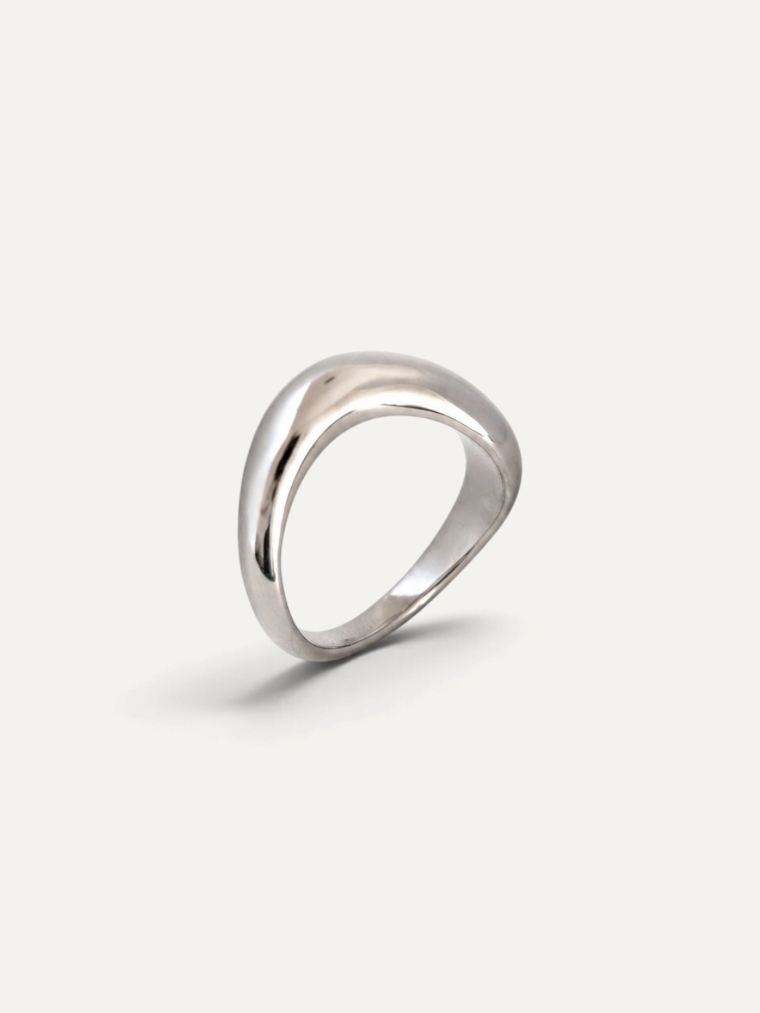 CÉLOIR Viona Ring aus silberfarbenem Edelstahl mit geschwungenem, minimalistischem Design auf hellem Hintergrund