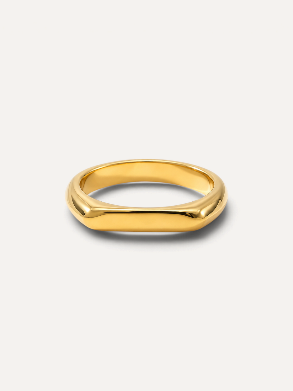 CÉLOIR ELVIE Ring aus goldfarbenem Edelstahl mit minimalistischem, flachem Design auf weißem Hintergrund