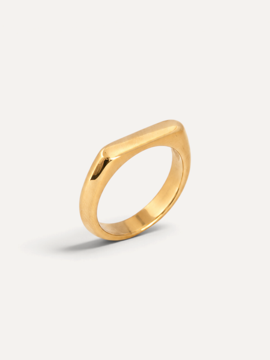 CÉLOIR Elvie Ring aus goldfarbenem Edelstahl mit minimalistischem, flachem Design auf hellem Hintergrund