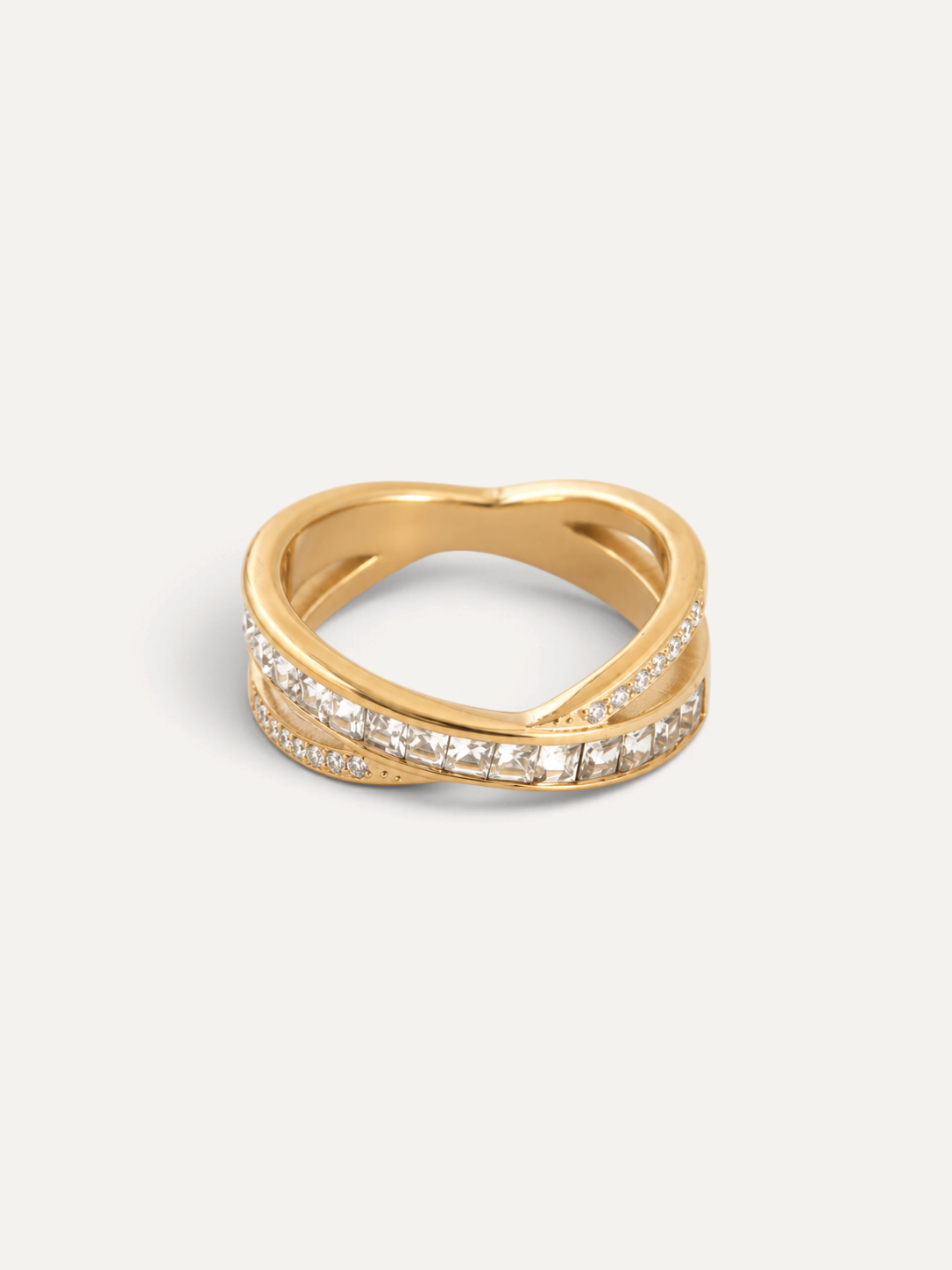 CÉLOIR NOVA Ring aus goldfarbenem Edelstahl mit funkelnden Zirkonia-Steinen in überkreuztem Design