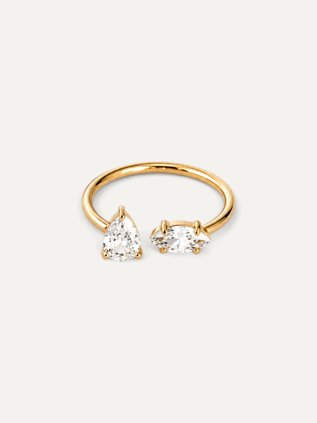CÉLOIR Sira Ring aus goldfarbenem Edelstahl mit zwei funkelnden Zirkonia-Steinen in Tropfen- und Marquise-Schliff